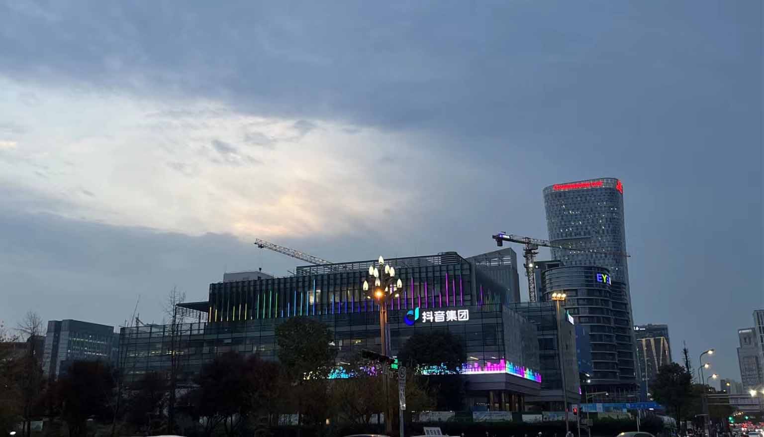 Chengdu Jitterbug Building P10LED Laminating Screen Project Case